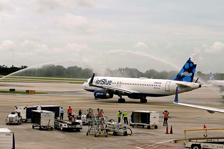 Aterriza en Cuba el primer vuelo regular de EU desde 1961