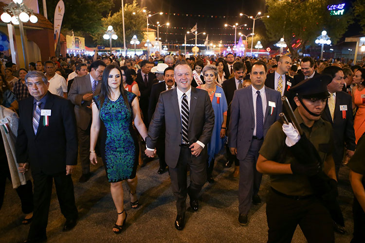 Disfrutan cientos de familias de Nuevo Laredo y Laredo fiestas de Expomex