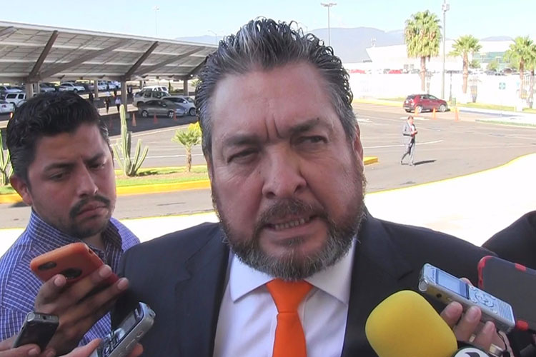 Pide Gustavo Cárdenas olvidar el “en que trabaja el muchacho”