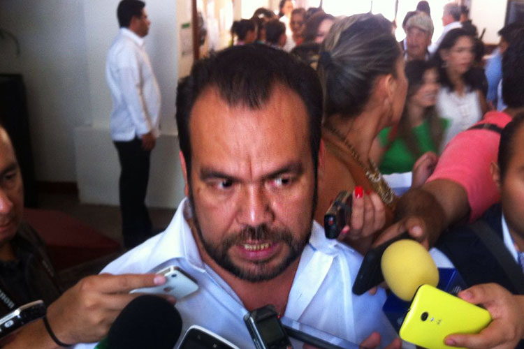 Piden empleados de ayuntamiento apoyos con respaldo de Tribunal