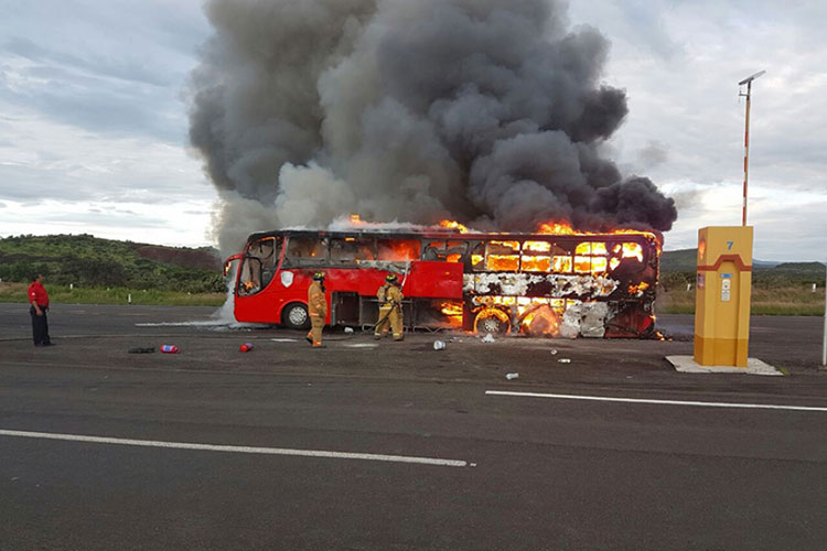Se incendia el autobús de la banda musical Tierra Sangrada