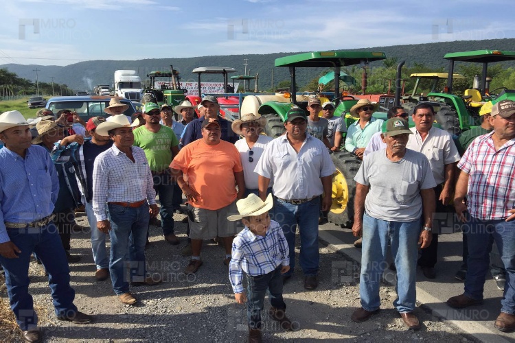 Bloquean carretera productores de El Mante