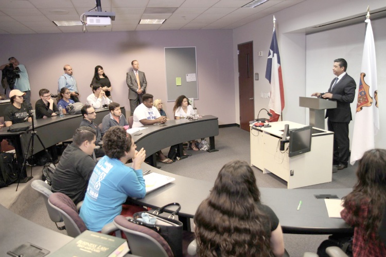 Regresa Cabeza de Vaca a su alma máter en Texas