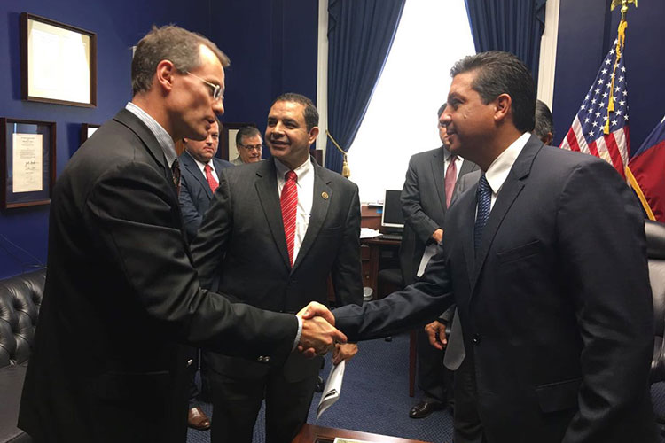 Desarrollo económico y seguridad, agenda de Cabeza de Vaca en Washington