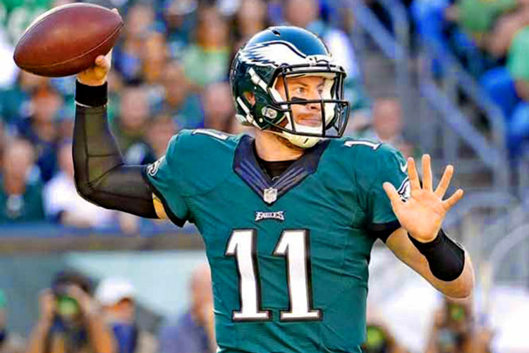 Carson Wentz se luce ante los Acereros