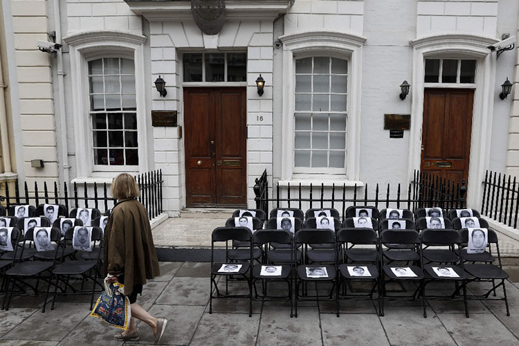 Londres: 43 sillas vacías por los normalistas desaparecidos