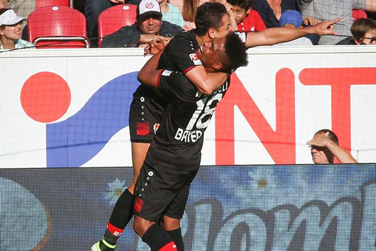 ‘Chicharito’ da victoria al Bayer con triplete