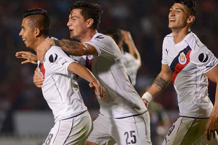 Chivas vuelve a sonreír y dicta sentencia en Veracruz