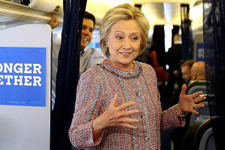 Clinton regresa a la campaña con Trump más cerca en los sondeos