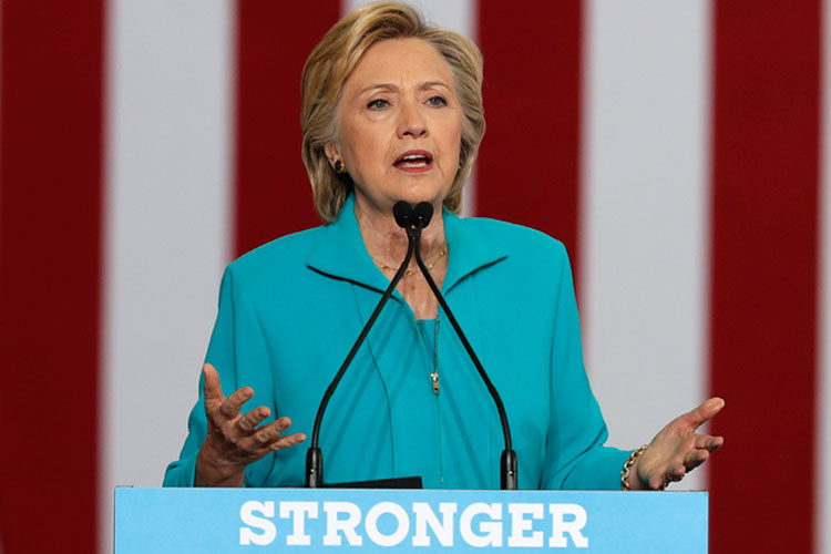 “Trump nos avergonzó con su visita a México”: Hillary