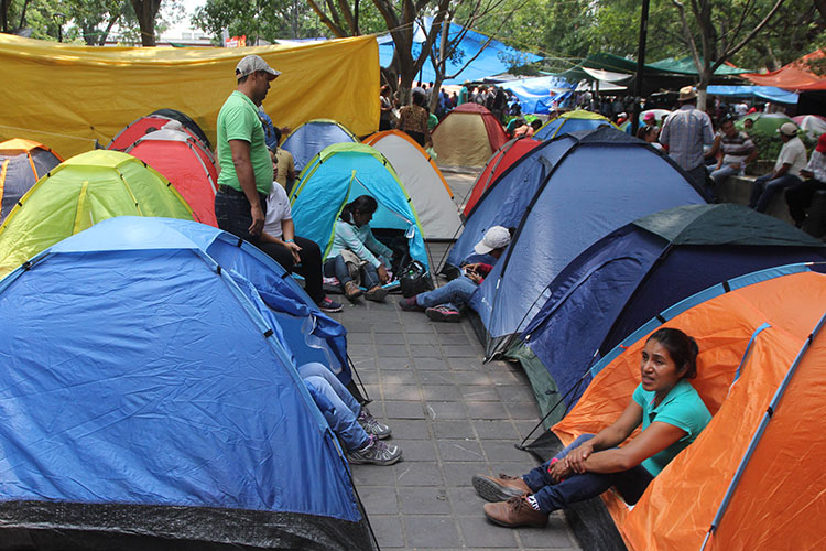 Policías retiran a la CNTE del Zócalo de Oaxaca