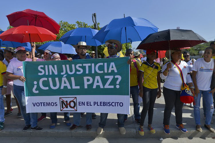 Santos rinde homenaje a militares que apoyaron la paz