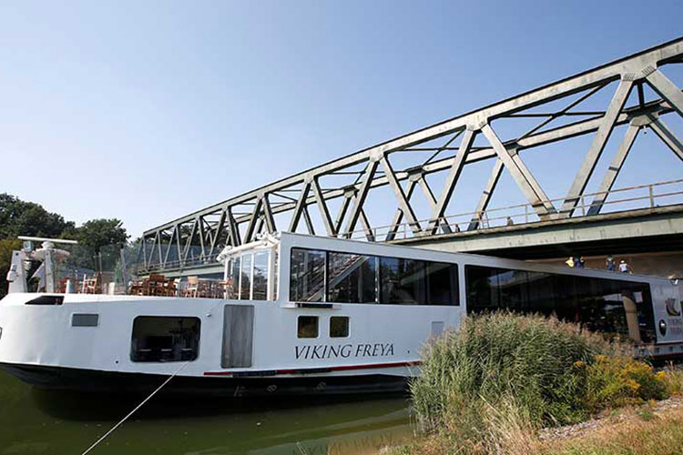 Crucero choca con puente en Alemania; hay 2 muertos