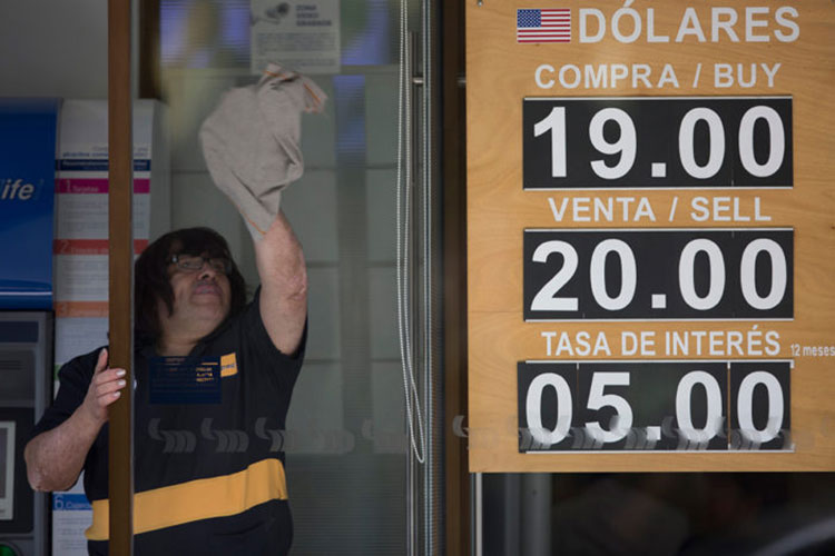 El dólar se vende hasta en 20.14 pesos en ventanillas bancarias