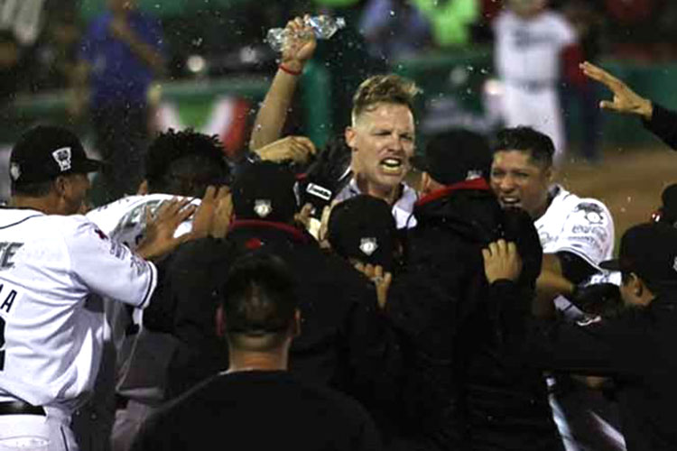 Martín conecta el jonrón y da la ventaja para Toros