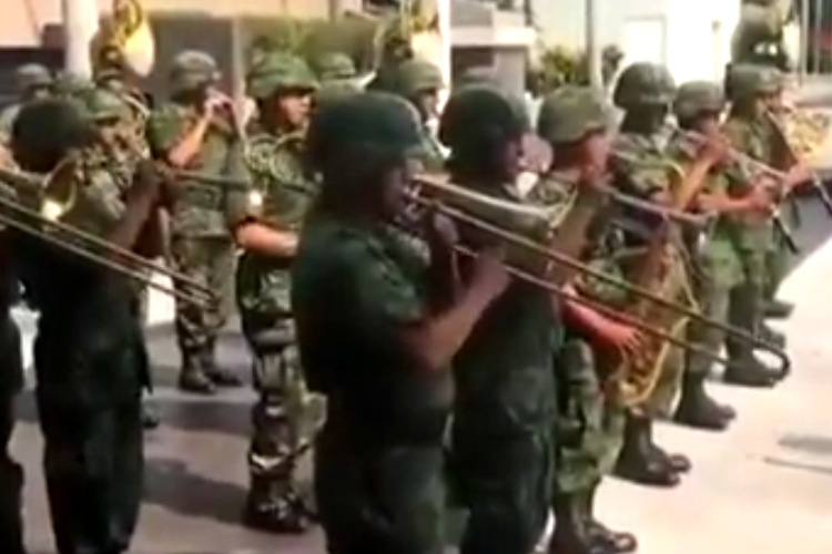 El Ejército Mexicano le rinde homenaje a Juan Gabriel tocando “Hasta que te conocí”