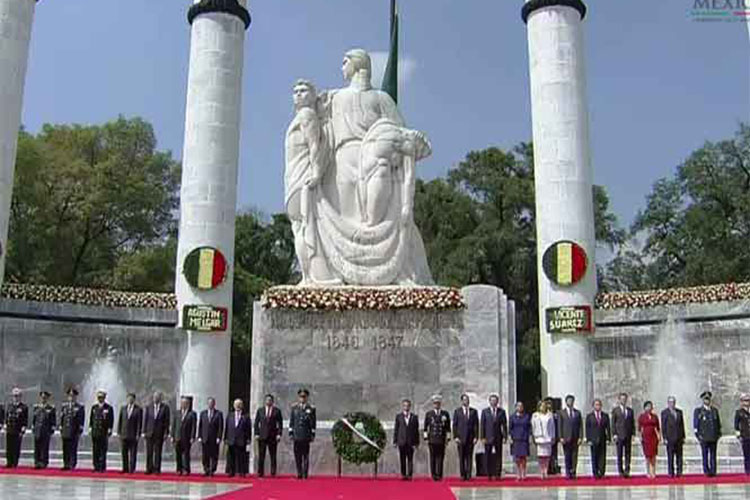 EPN conmemora a Niños Héroes en Chapultepec