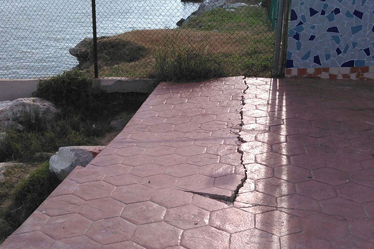 Marcado deterioro presenta la Escollera en playa Miramar