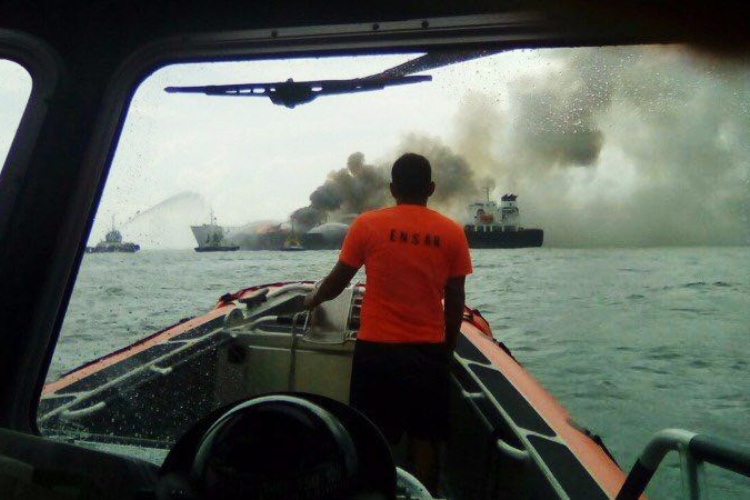 Explota buque de Pemex cerca de las costas de Veracruz