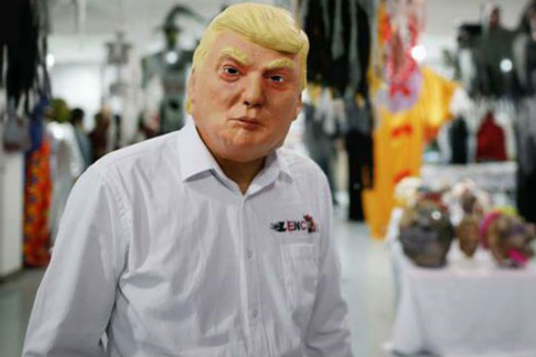 Sujeto con máscara de Trump apuñala a una persona en Florida