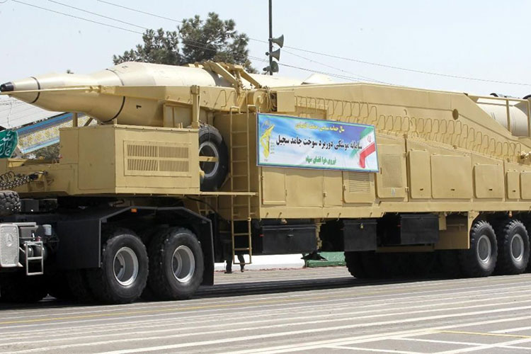Irán presenta en desfile militar su nuevo misil de largo alcance