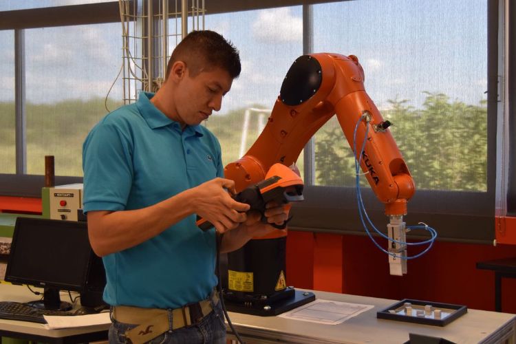 Especializan a profesores en operaciones del Kuka Robotics