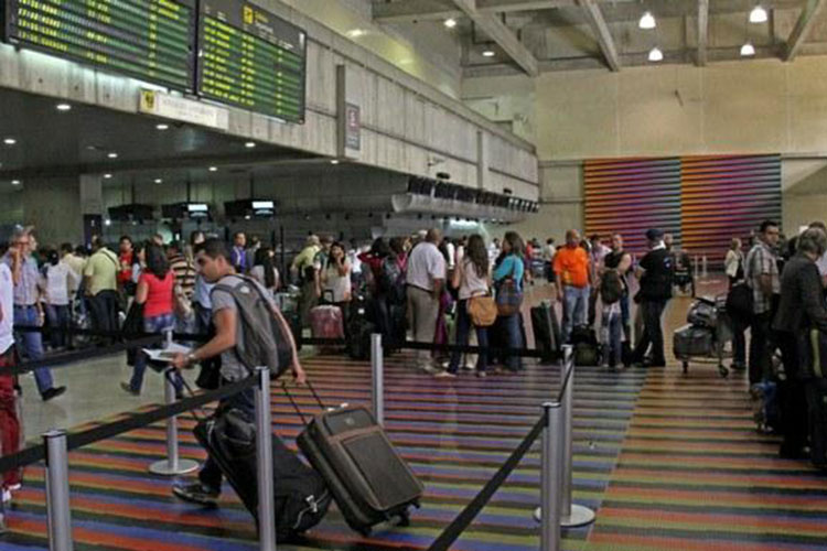 Proponen aumentar sanción a líneas aéreas por sobreventa de boletos