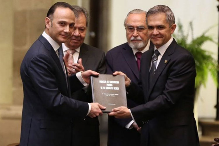 Mancera entrega proyecto de Constitución capitalina