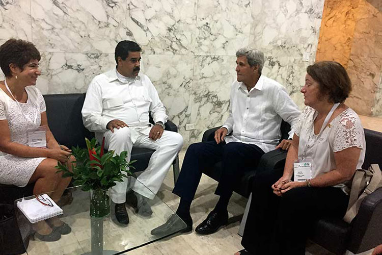 Venezuela y EU rebajan tensión; Maduro se reúne con Kerry