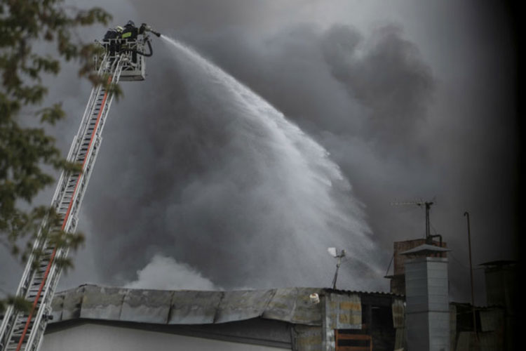 Mueren 8 bomberos mientras sofocaban un incendio en Moscú