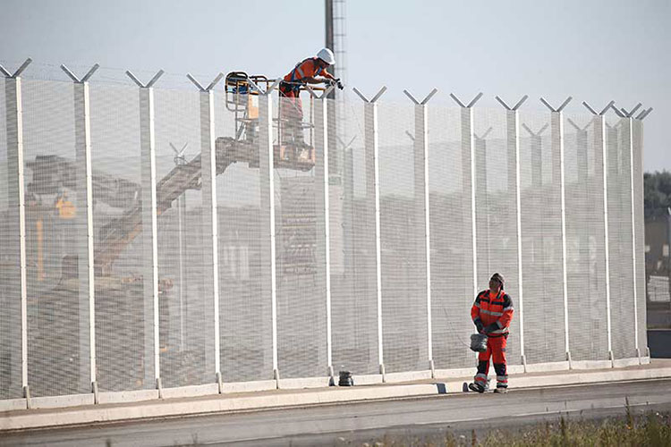 Reino Unido anuncia construcción de muro contra migrantes en Calais