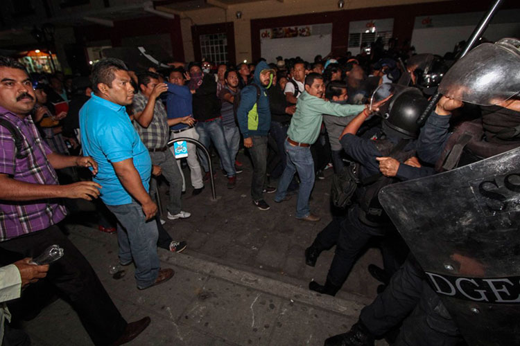 Se cancela “Grito” en Oaxaca tras enfrentamiento de la CNTE con la policía