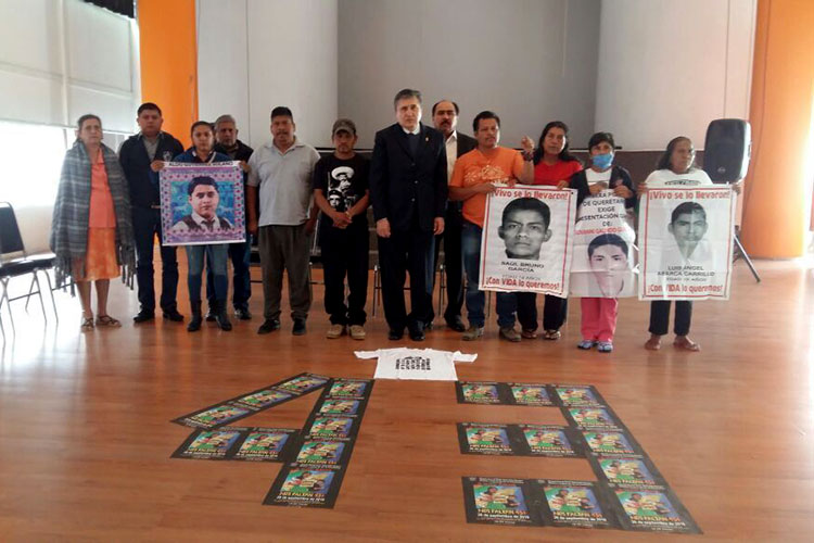 Padres de los 43 se reúnen con presidente de la CNDH