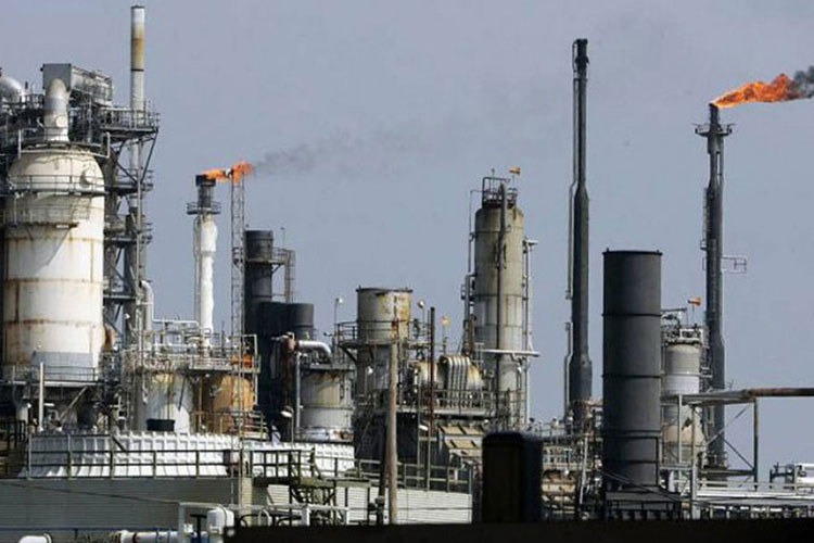 Exportaciones petroleras cayeron 8.2 % anual en agosto: Inegi