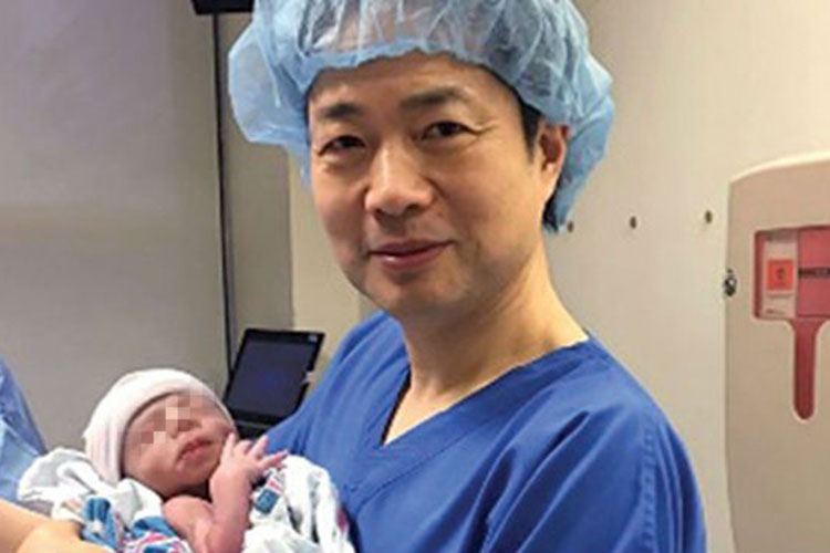 Nace el primer bebé del mundo con ADN de 3 padres