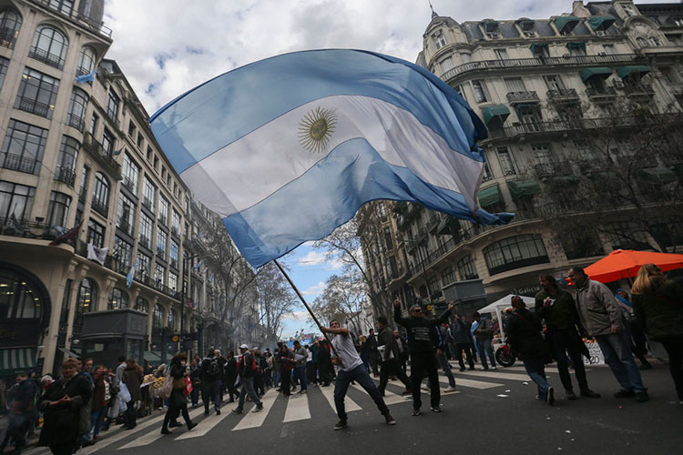 Aumentan protestas contra Macri por políticas aplicadas a gobierno