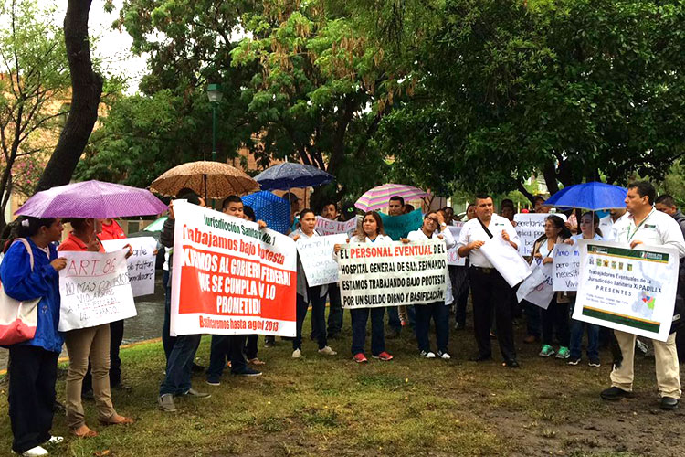 ¡Cumplan ya!, exigen personal eventual de salud con protesta