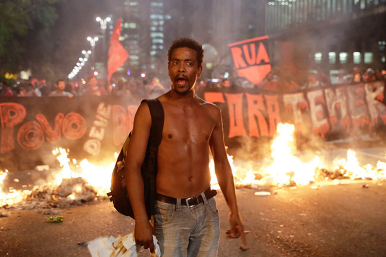 Repelen con gas lacrimógeno protesta a favor de Rousseff