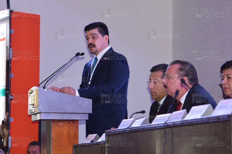 Reclaman maestros con rechiflas a líder del SNTE Rafael Méndez
