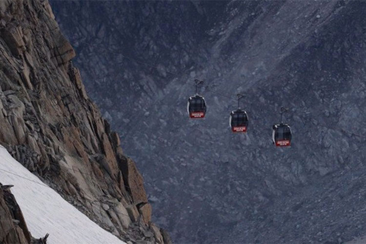 Rescatan a 33 personas varadas en un teleférico en los Alpes franceses