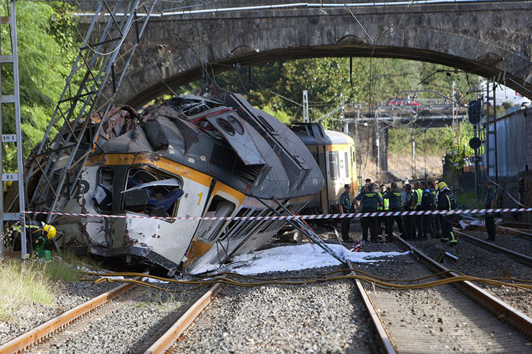 Al menos cuatro muertos al descarrilar un tren en España