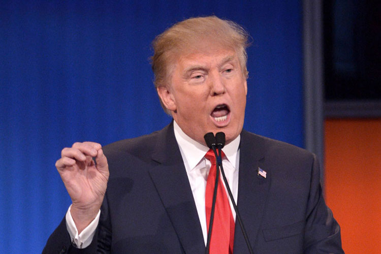 Trump se queja de que le pusieron el pie en el debate