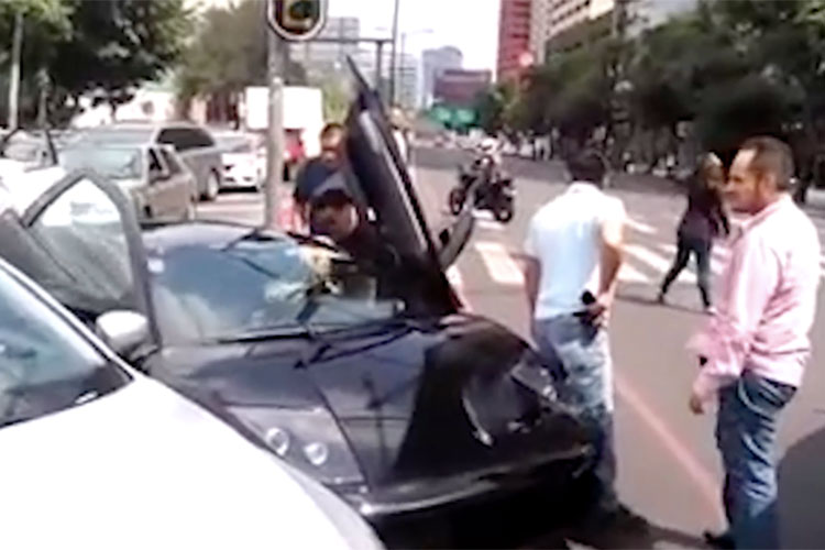 VIDEO: Directivo de ‘Unomásuno’ es detenido por evasión fiscal