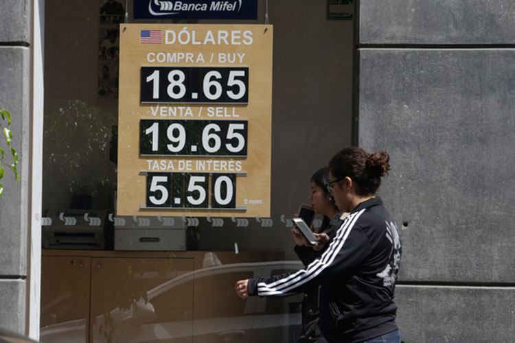 Pierde el peso, atento a las elecciones en EU