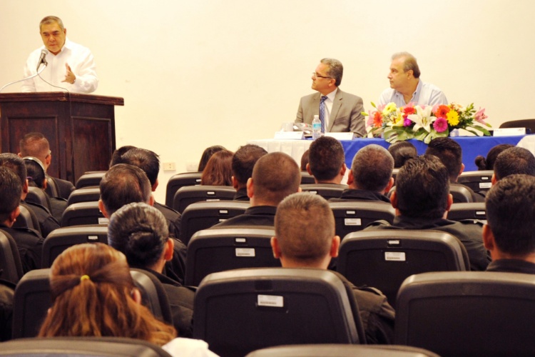 Se gradúan 37 policías estatales como instructores certificados