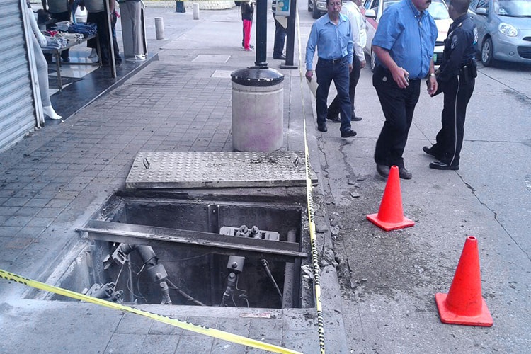 Explota alcantarilla en centro de Tampico