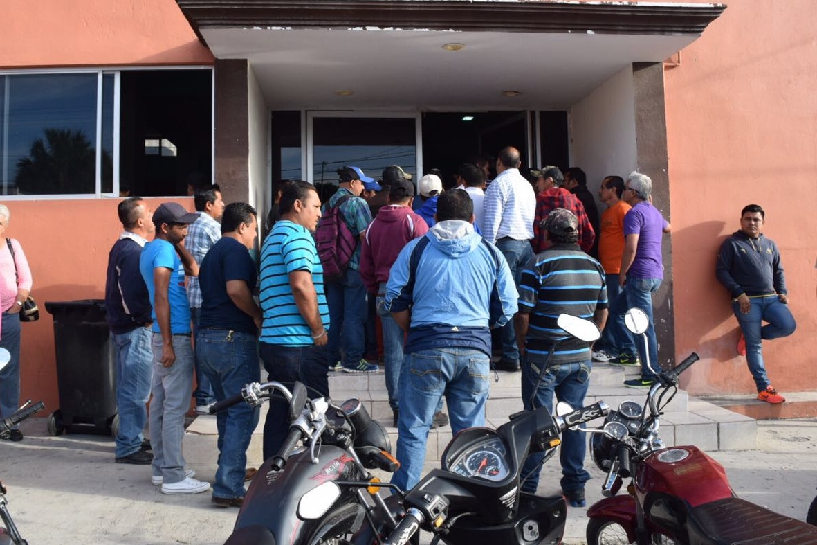 Inicia con gritos asamblea del sindicato del ayuntamiento