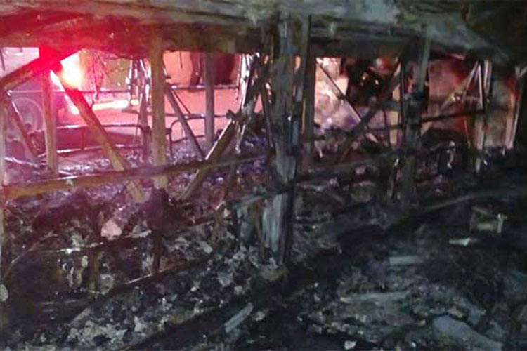 El chofer del tráiler que impacto a camion en Veracruz huyó