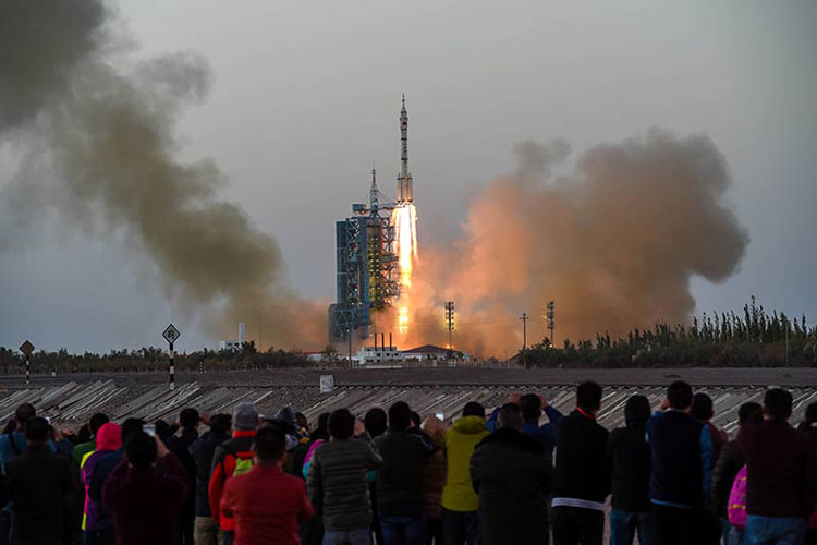 China lanza al espacio su misión tripulada más prolongada