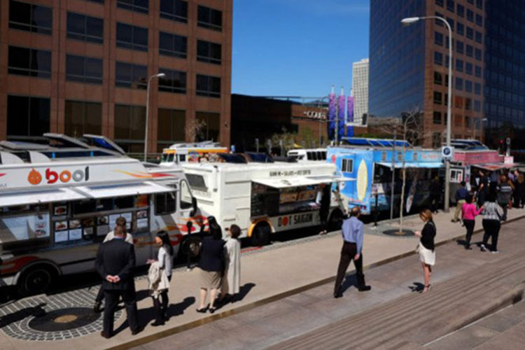Construyen muro de foodtrucks frente a hotel de Trump